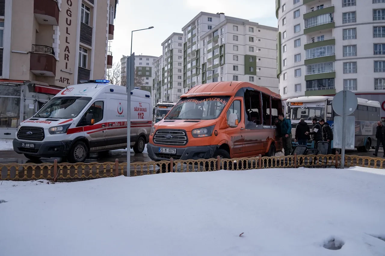 Erzurum'da halk otobüsü ile minibüs çarpıştı: Yaralılar var