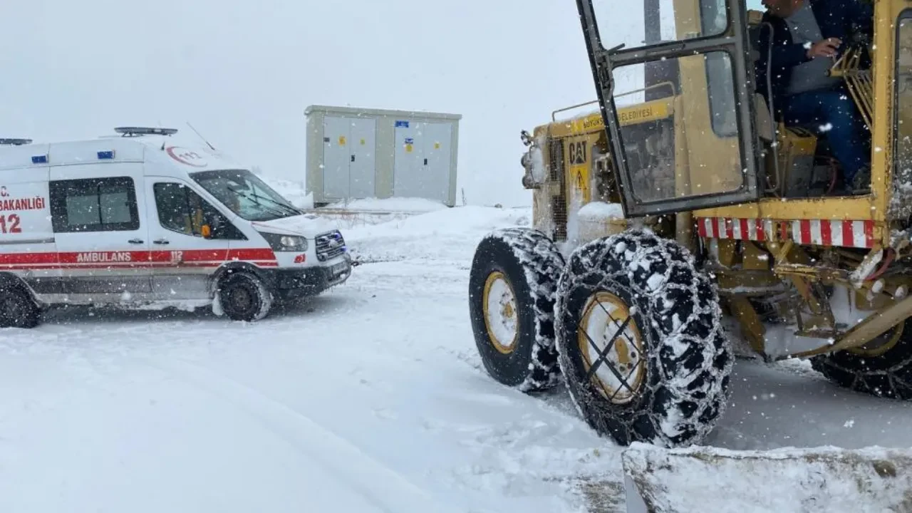 Kar ve tipi ulaşımı aksatıyor: Ekipler seferber oldu!