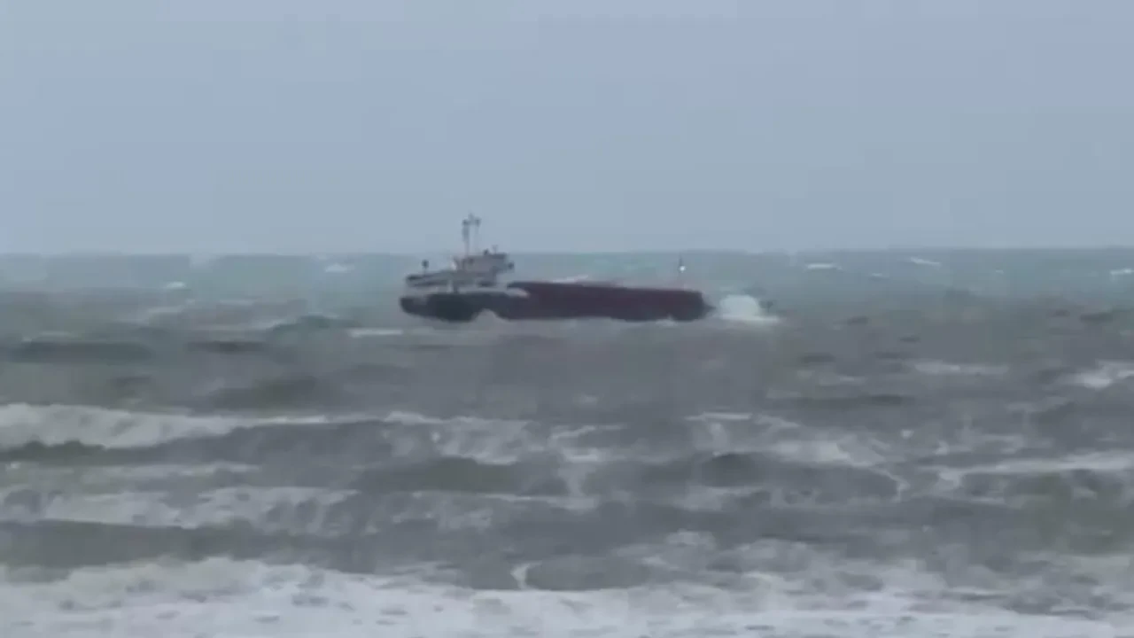 Sarıyer'de fırtına yük gemisini sürükledi!