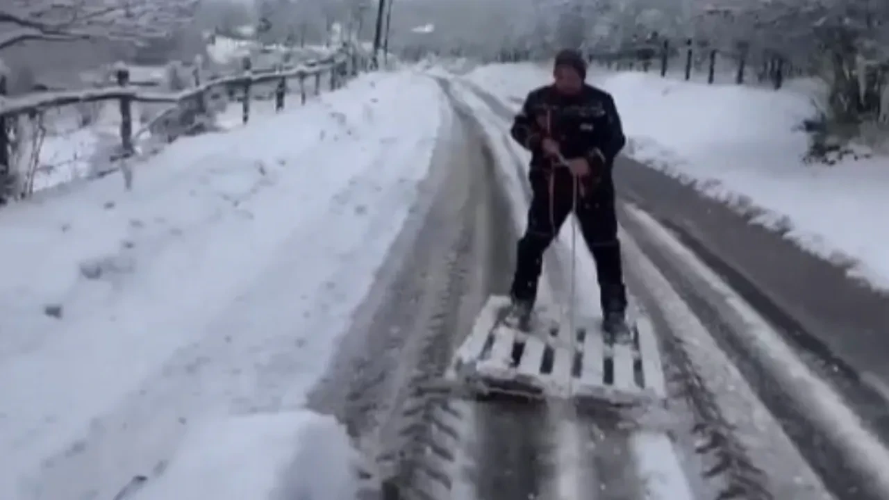 Kar yağınca kayak keyfini paletle yaşadılar