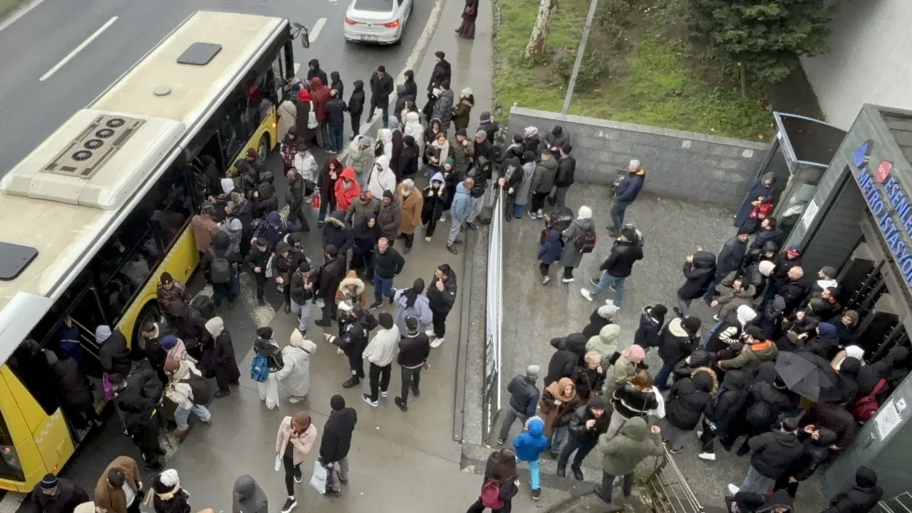 İstanbul'da metro seferleri iptal oldu, vatandaşlar tepki gösterdi