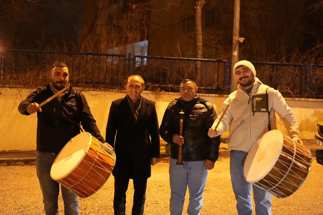 İlk sahur coşkusu: Ramazan davulcuları vatandaşları uyandırdı