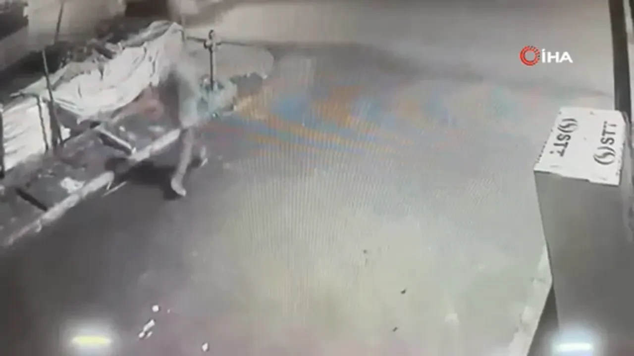 İstanbul'da dehşet anları kamerada! Kendisini reddeden kadının yüzüne kezzap döküp kör bıraktı