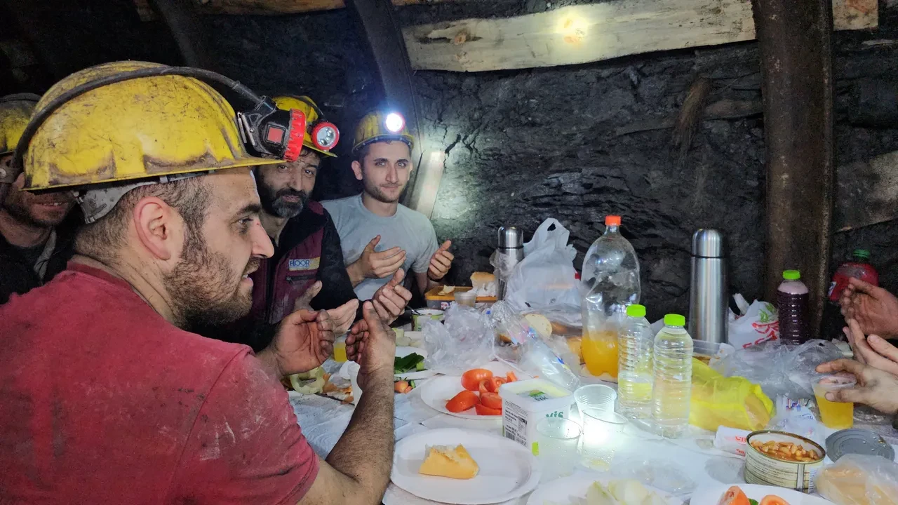 Madenciler ilk sahuru kömür karasında karşıladı