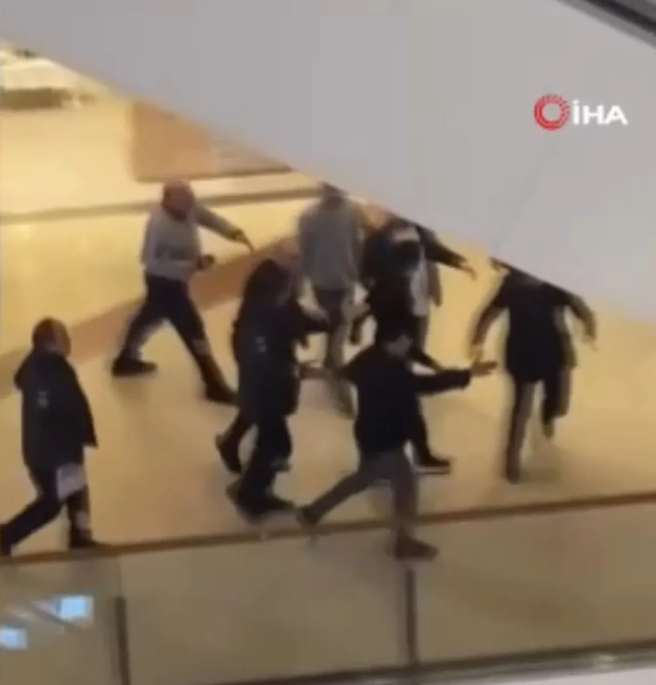 Alışveriş merkezindeki kavga kamerada