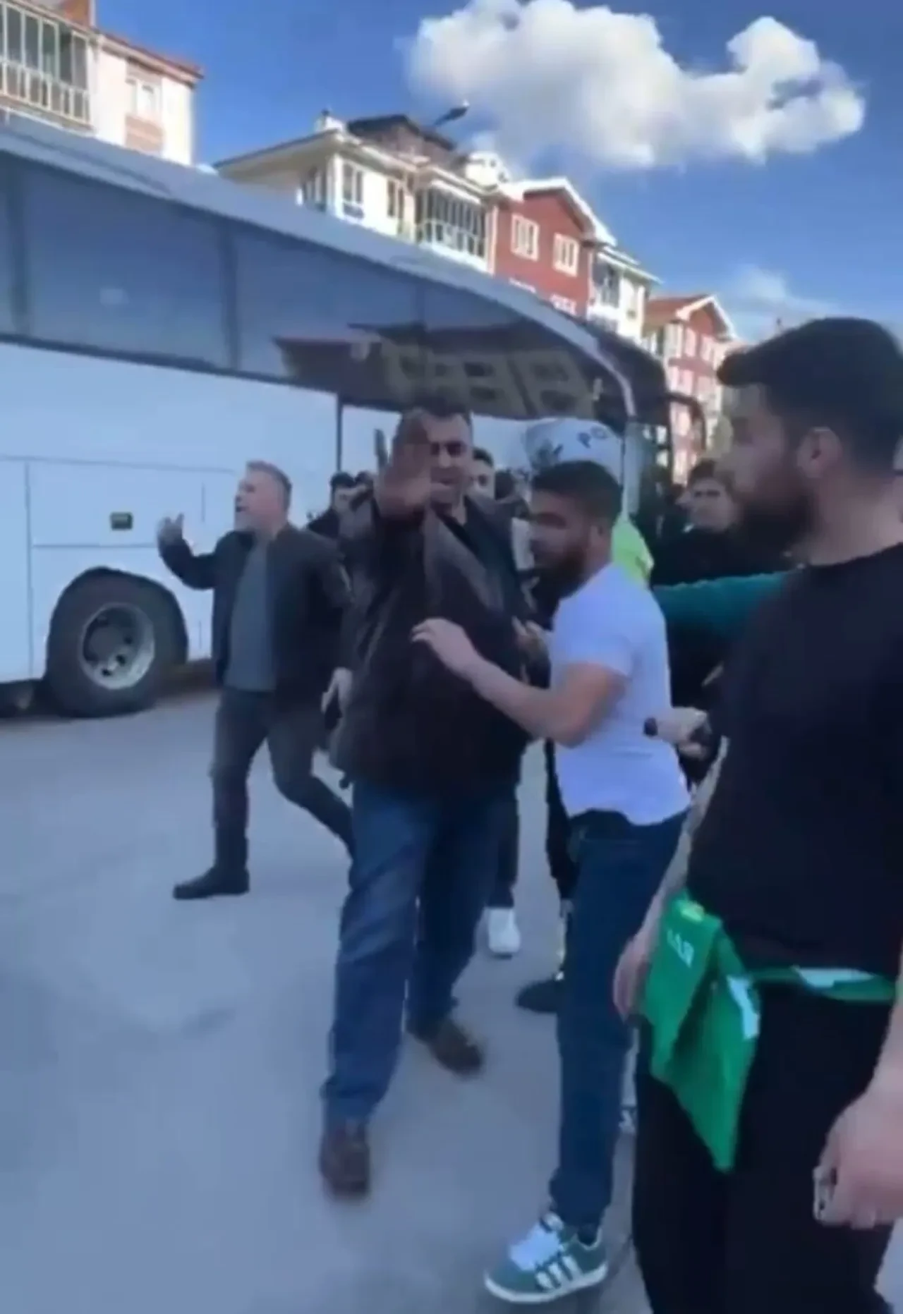 Bursasporlu taraftarlar mağlubiyeti hazmedemedi, şehri birbirine kattı