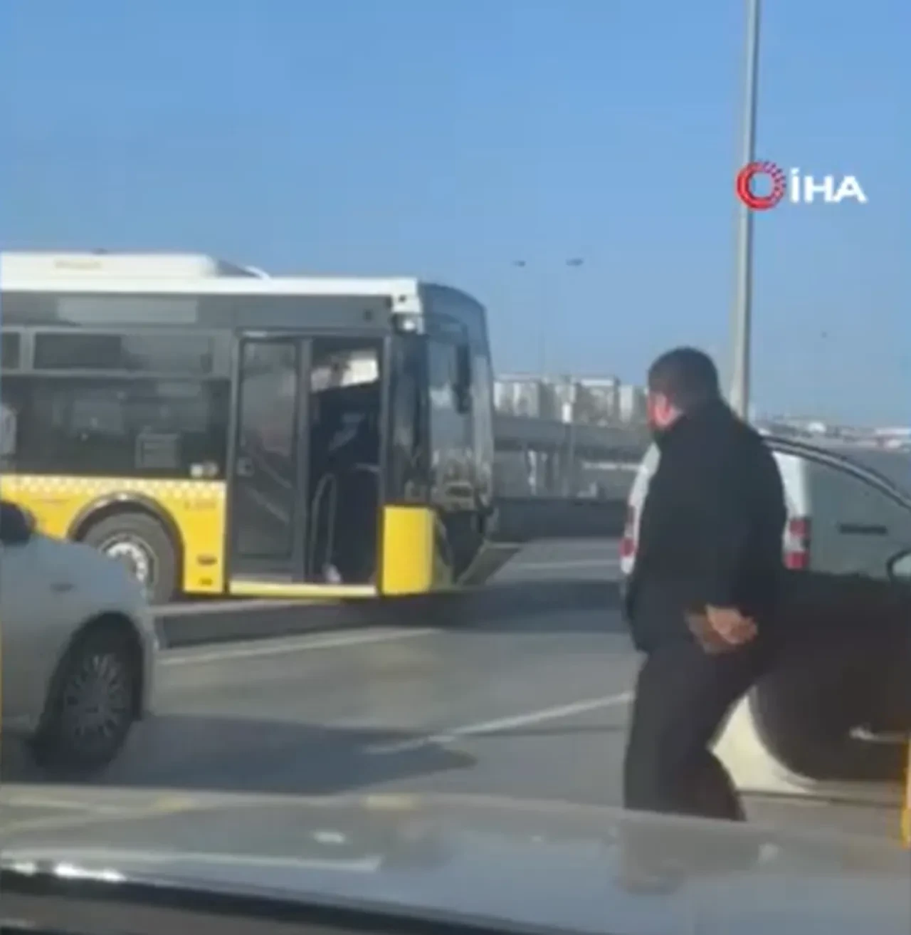 Haramidere'de İETT otobüsü kaza yaptı! E5 yolu kapandı