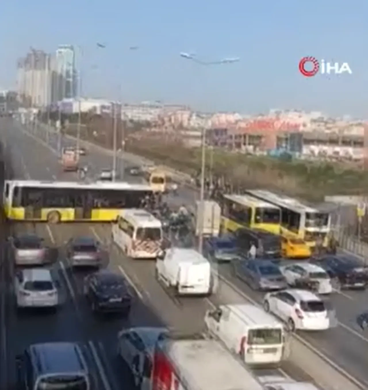 Haramidere'de İETT otobüsü kaza yaptı! E5 yolu kapandı