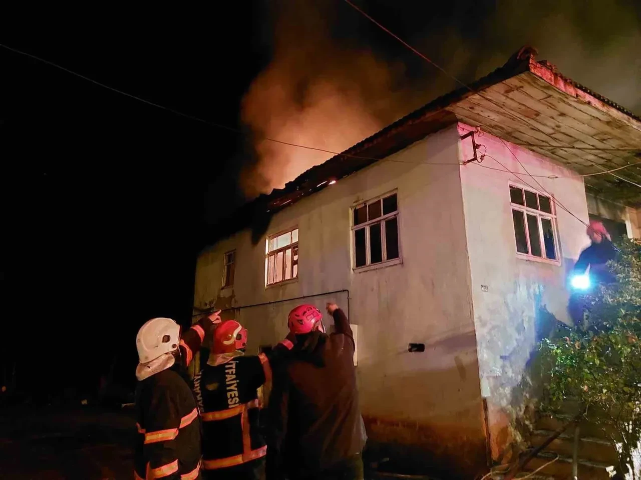 Sakarya'da feci yangın: Mahalleli sokağa döküldü, iki katlı ev alev topuna döndü