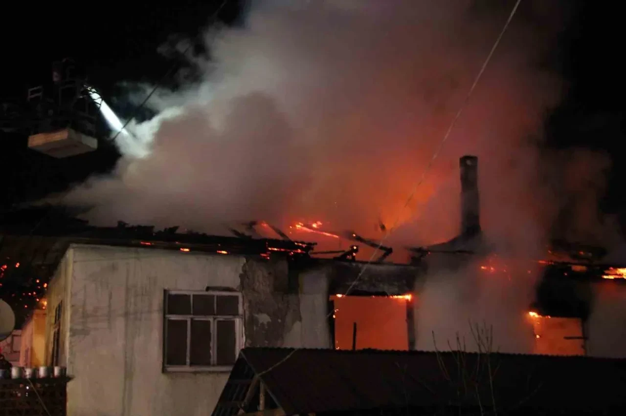 Sakarya'da feci yangın: Mahalleli sokağa döküldü, iki katlı ev alev topuna döndü