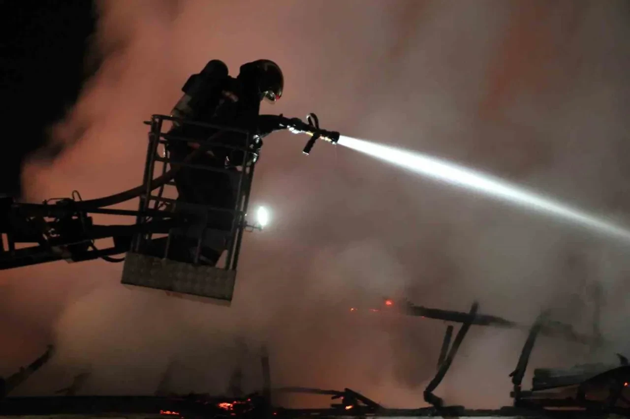 Sakarya'da feci yangın: Mahalleli sokağa döküldü, iki katlı ev alev topuna döndü