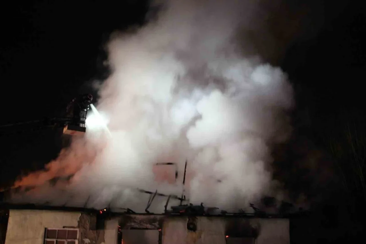 Sakarya'da feci yangın: Mahalleli sokağa döküldü, iki katlı ev alev topuna döndü