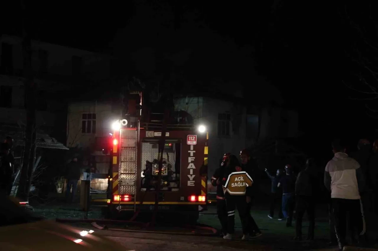 Sakarya'da feci yangın: Mahalleli sokağa döküldü, iki katlı ev alev topuna döndü