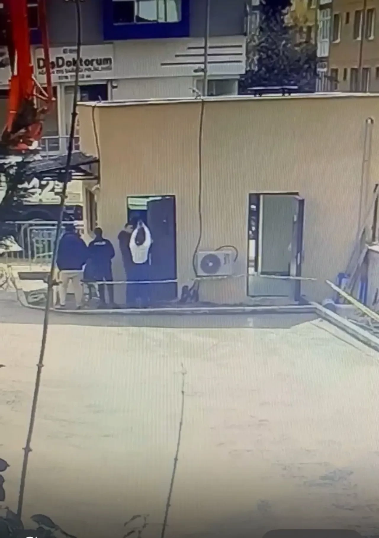 Polis memuruna saldırı kamerada! Tekme ve tokat savurdu, gözlüğünü kırdı