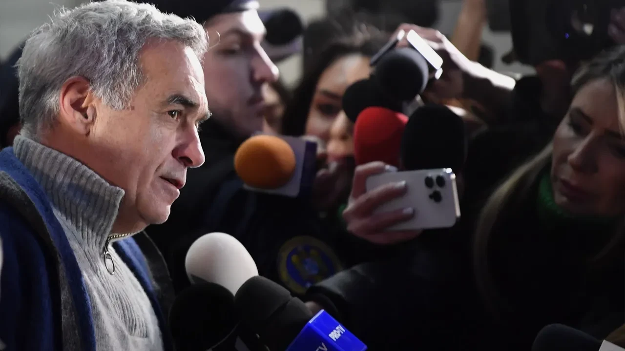 Romanya'da seçim öncesi ortalık karıştı: Nazi selamı veren aday men edildi, halk sokağa indi