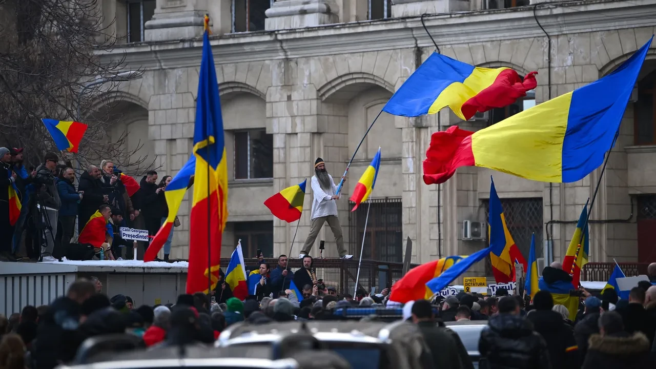 Romanya'da seçim öncesi ortalık karıştı: Nazi selamı veren aday men edildi, halk sokağa indi