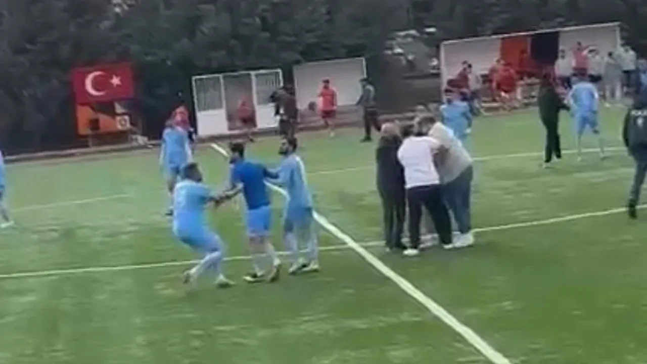 Yeşil sahada yine skandal görüntüler! Hakeme tekme tokatlı saldırı