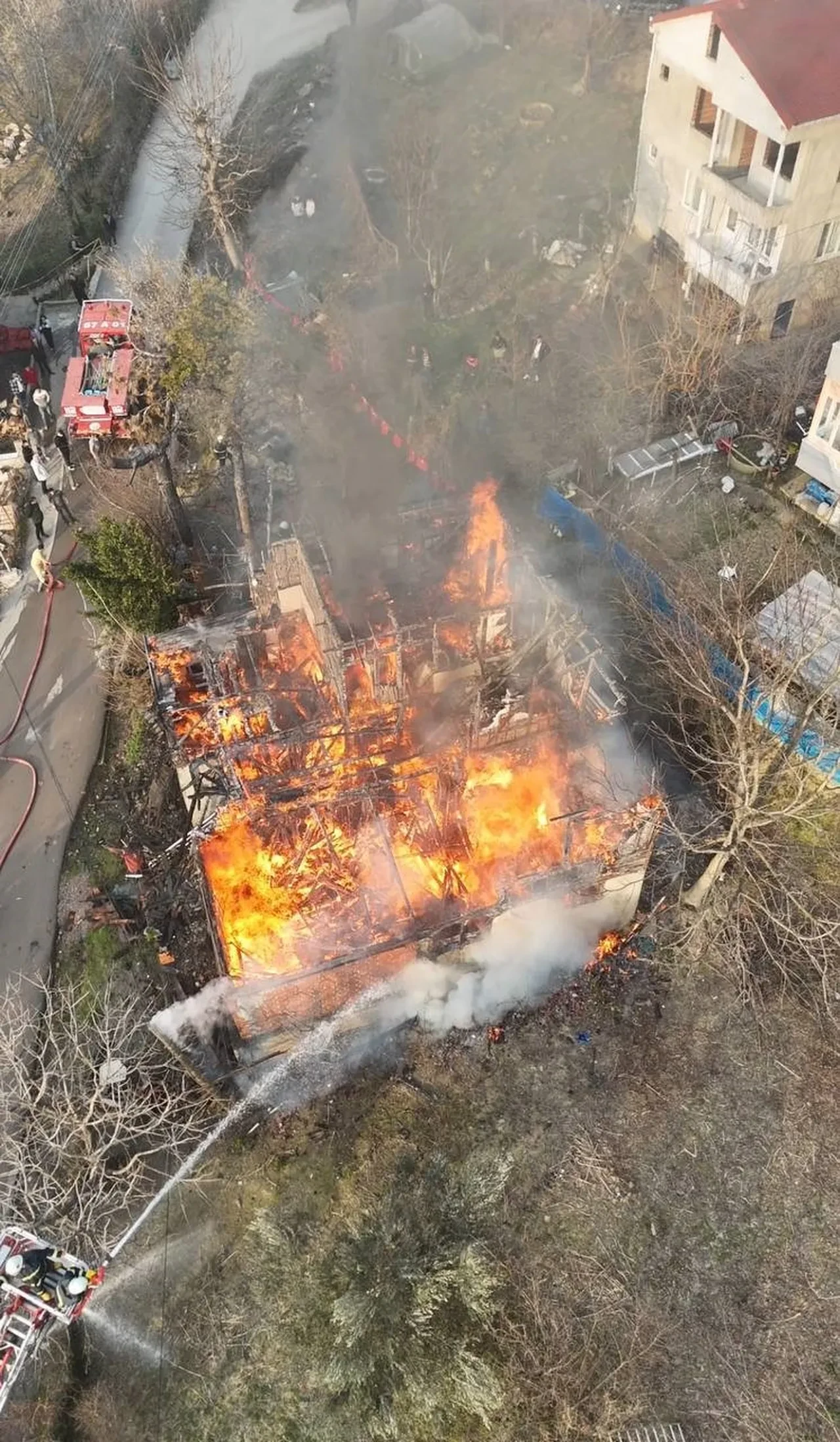 Ahşap ev küle döndü, havadan böyle görüntülendi