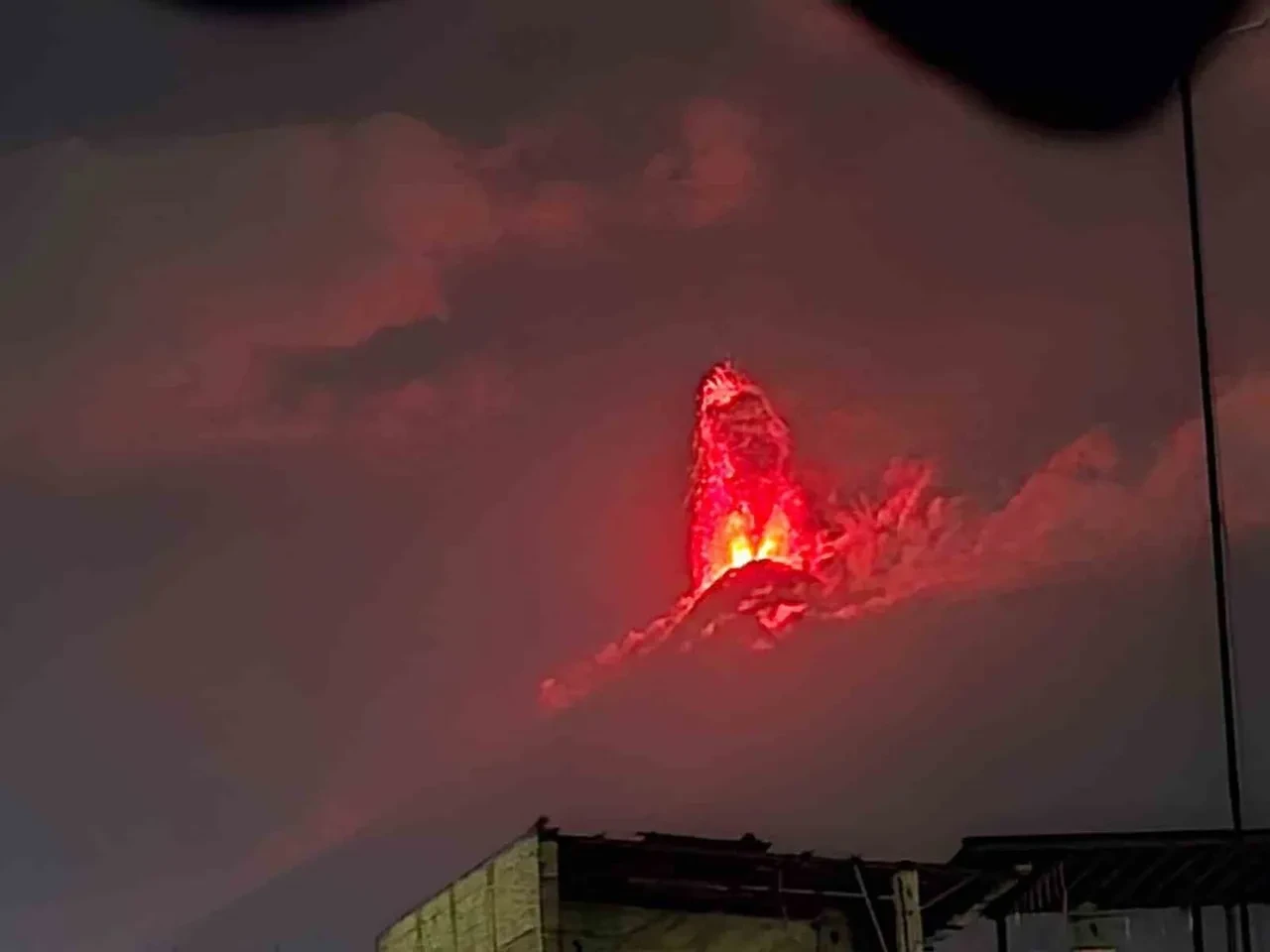 Dünyanın en aktif volkanlarından Fuego Yanardağı patladı: Binlerce kişi risk altında!