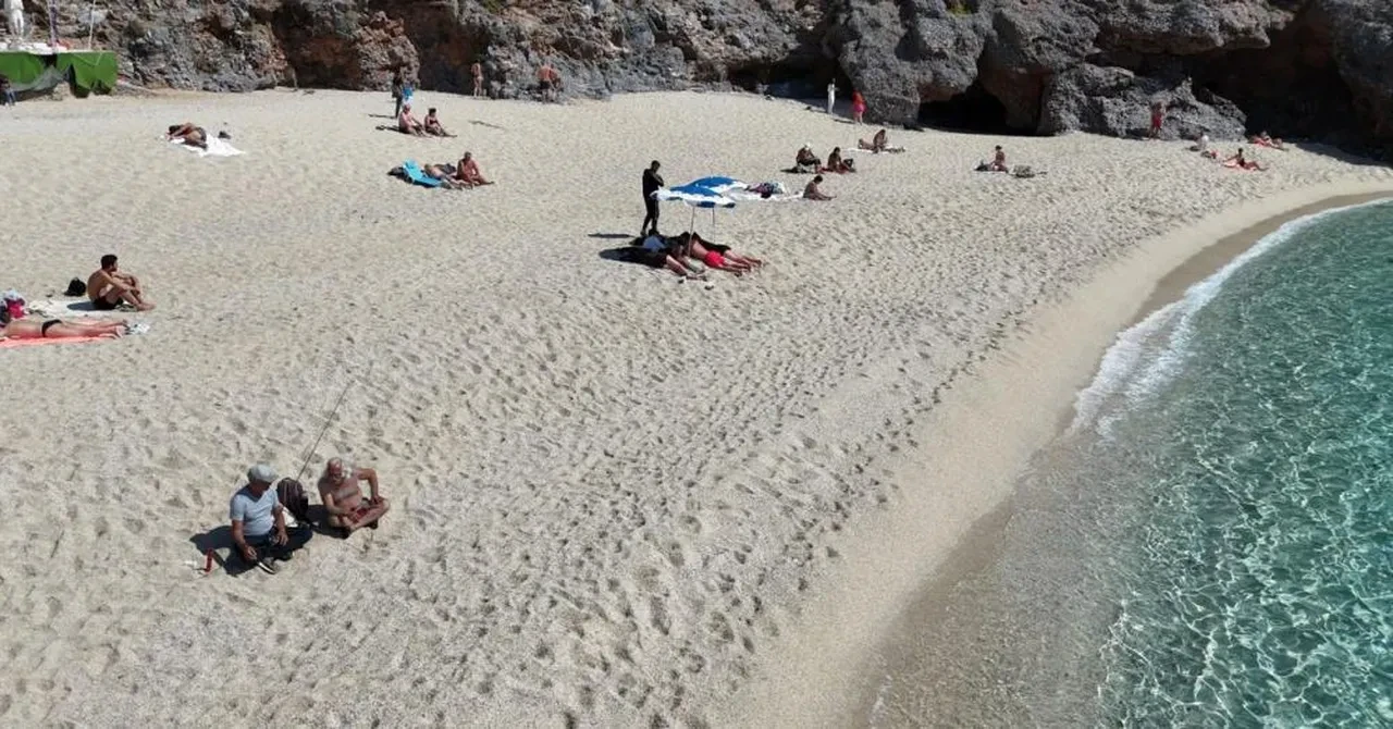 Güneşi gören kendini sahile attı! Alanya'da mart ayında yaz havası