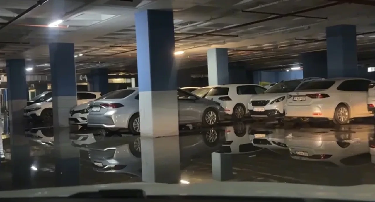 İSPARK otoparkı göle döndü! Araçlar suyun içinde kaldı