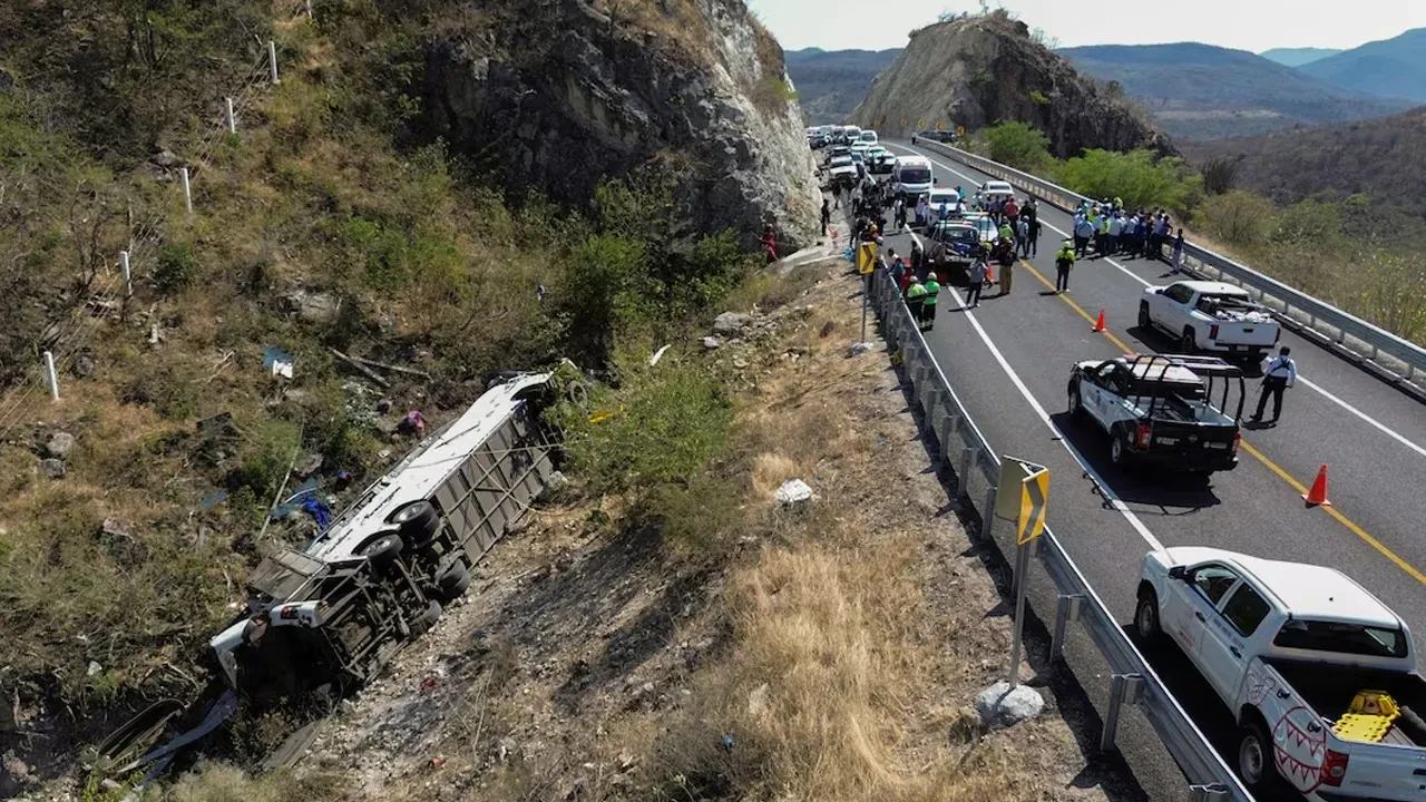 Otobüs kazası faciası: Uçuruma yuvarlandı! En az 18 ölü   