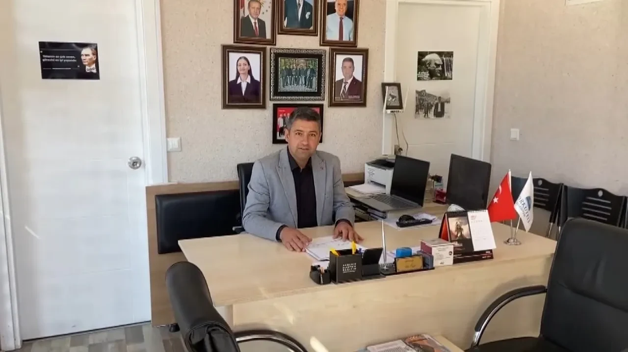 Ramazan davulcusu gelmeyince mahalle muhtarı kendi çözümünü üretti! Vatandaşları böyle sahura kaldırıyor