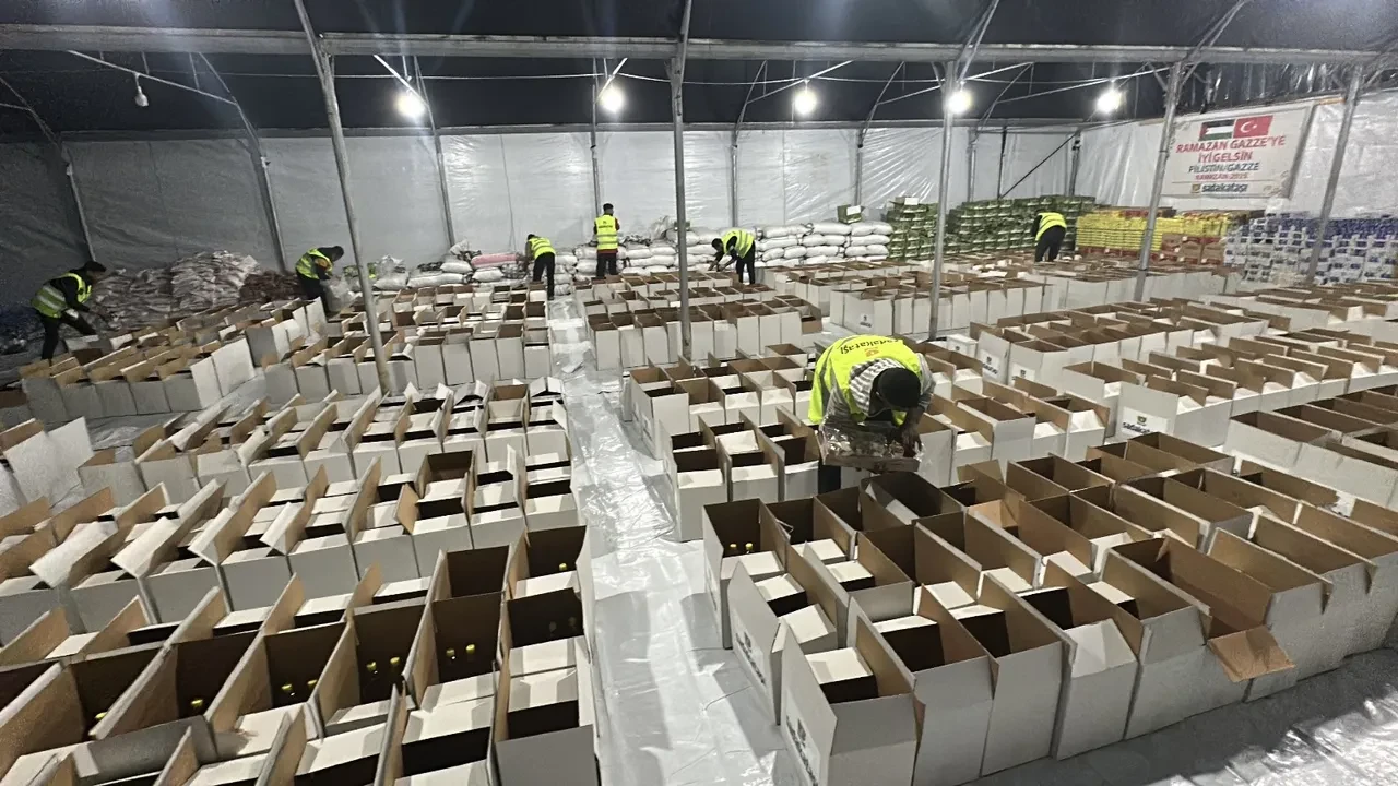 Sadakataşı Gazze'ye yardım konvoyu ulaştırdı