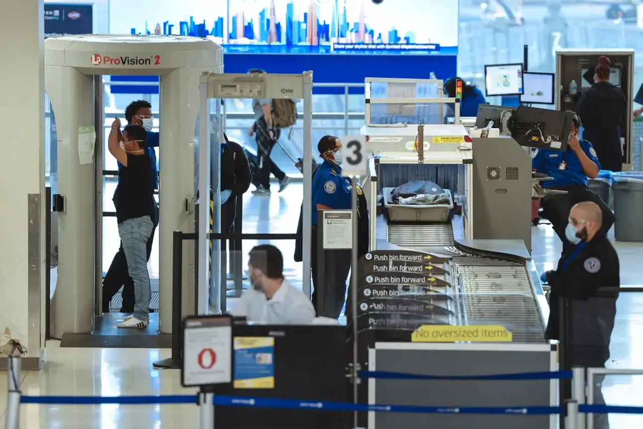 Havalimanına gizlice sokmaya çalıştı! Pantolonundan çıkanı görünce polisler bile şoke oldu