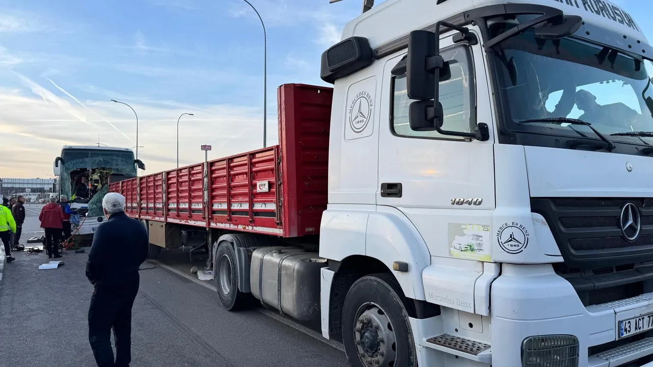 Kütahya'da feci kaza! Yolcu otobüsü TIR'a çarptı: Çok sayıda yaralı var 