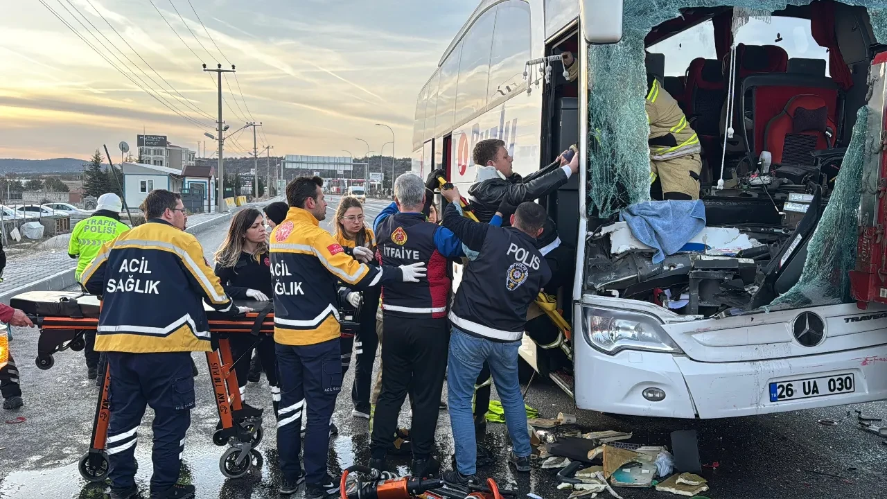 Kütahya'da feci kaza! Yolcu otobüsü TIR'a çarptı: Çok sayıda yaralı var 