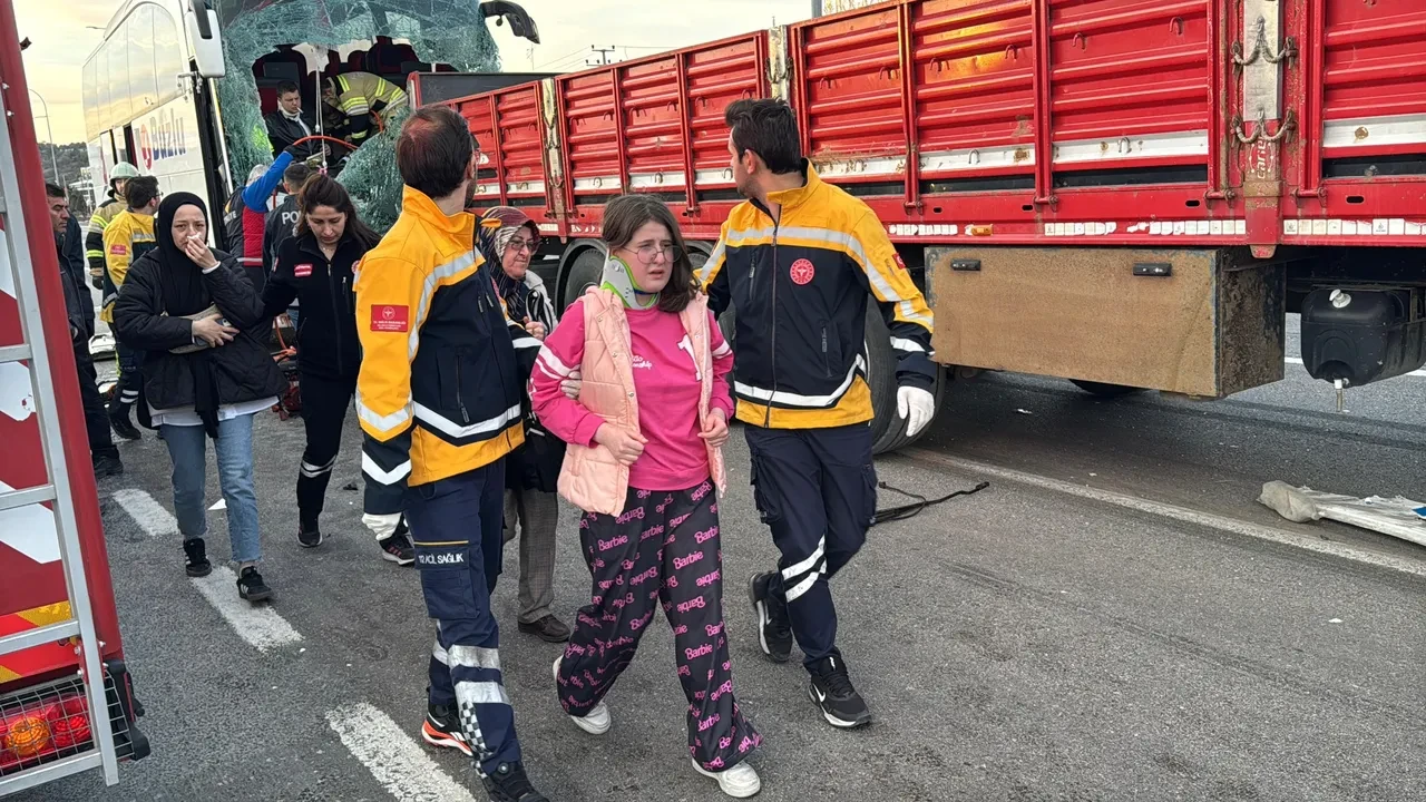 Kütahya'da feci kaza! Yolcu otobüsü TIR'a çarptı: Çok sayıda yaralı var 