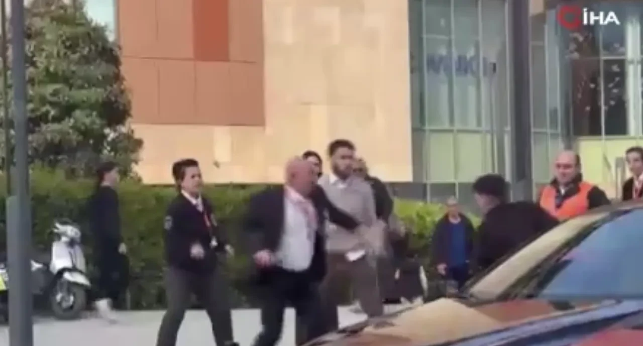 Maltepe’de AVM’de bıçaklı dehşet! Şüpheli poşet tartışması kavgayla bitti