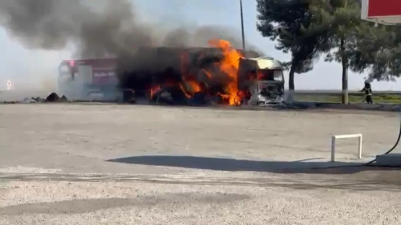 Pamuk yüklü tır alev alev yandı