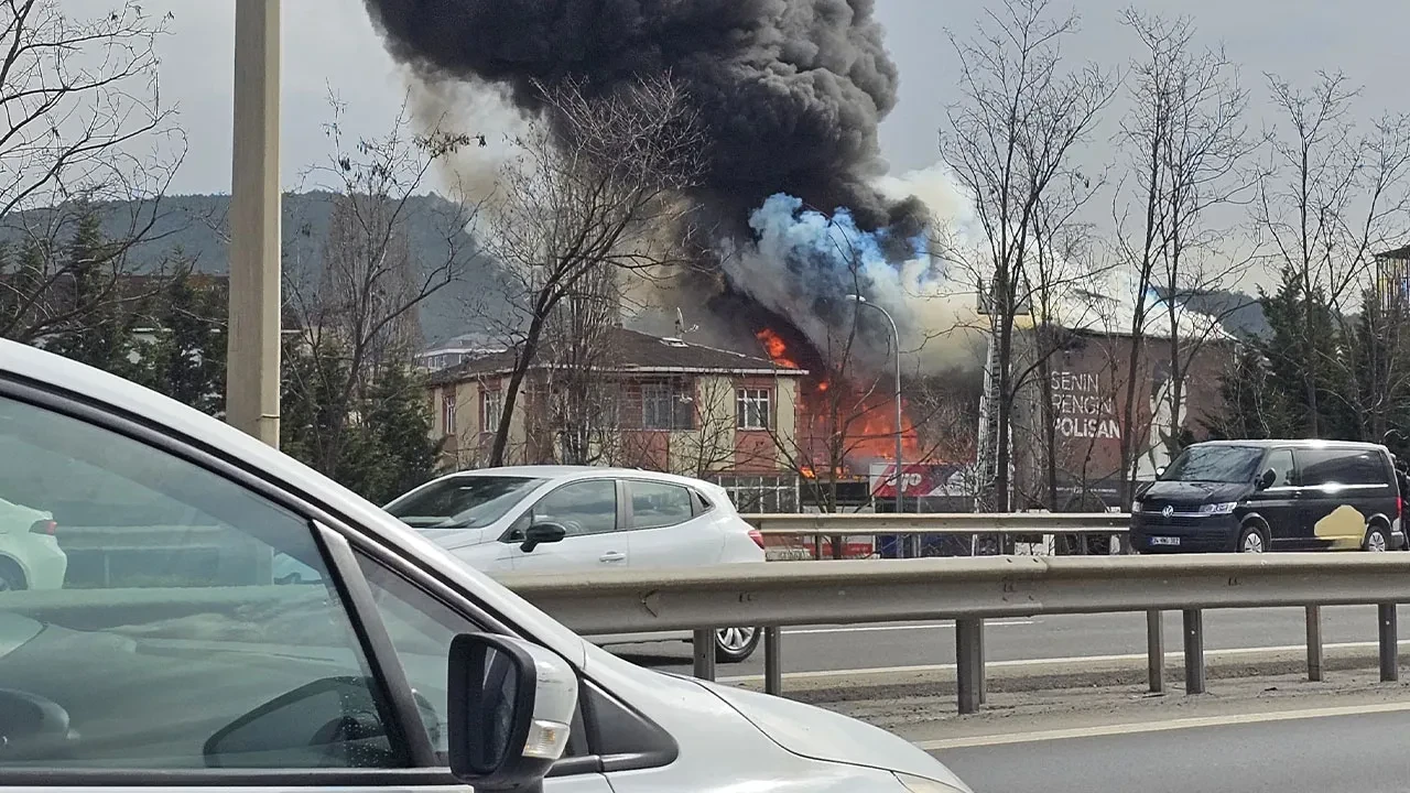 Sultanbeyli’de bir iş yerinde yangın çıktı