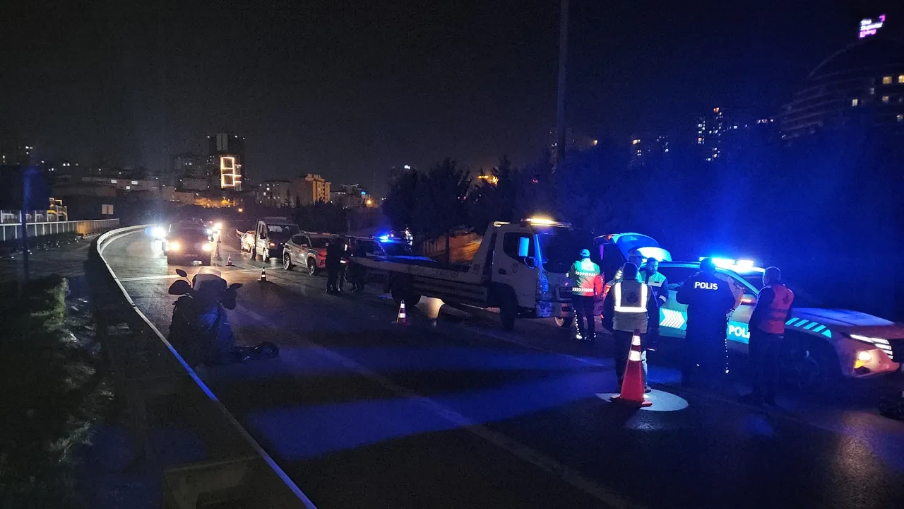 TEM Otoyolu'nda dehşet: Çarpıp kaçtılar, ardından başka araç ezdi!