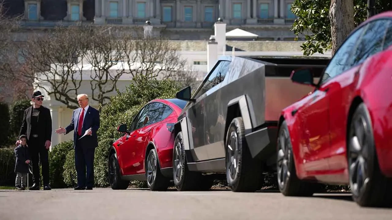 Trump'tan Elon Musk'a tam destek! Tesla satın aldı, arabaya bindiğinde şaşırdı