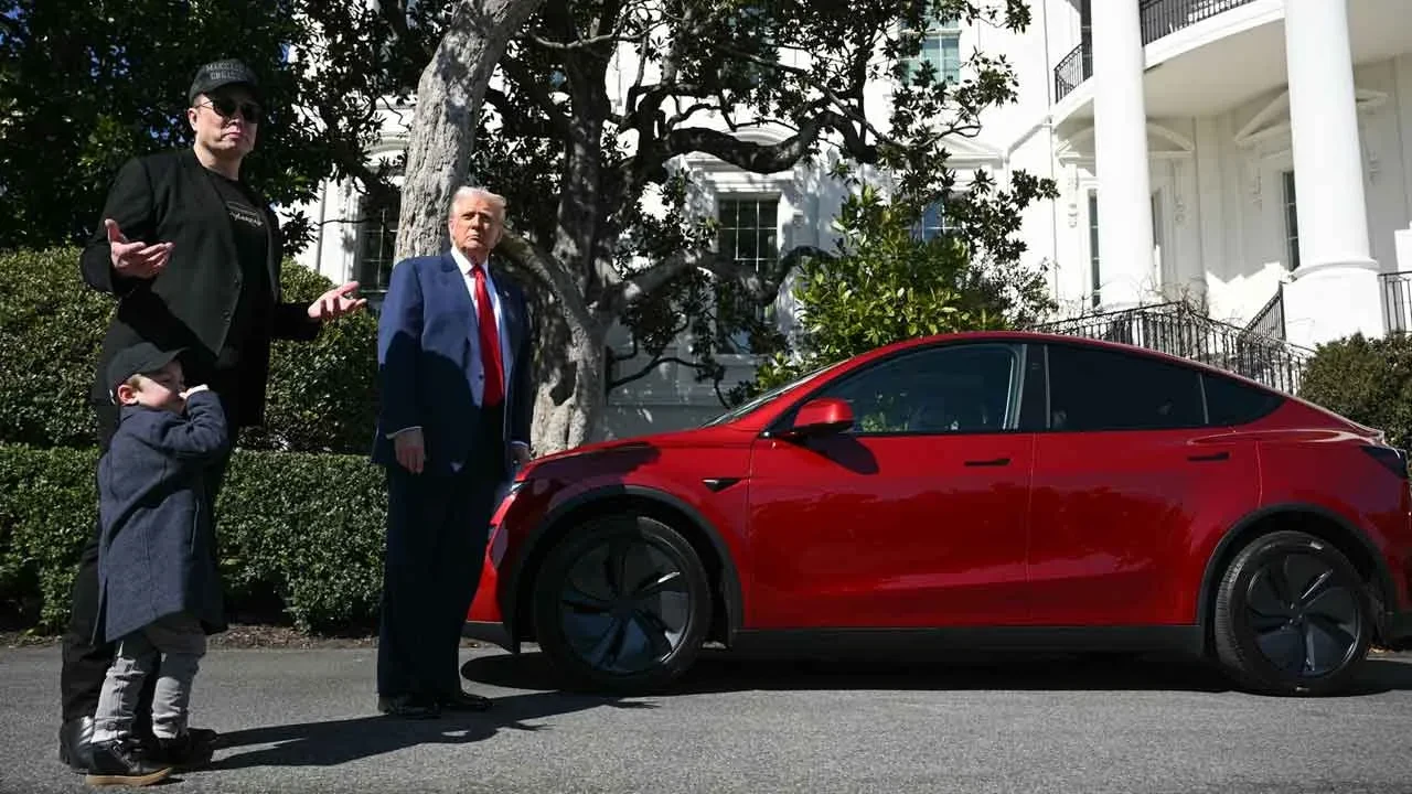 Trump'tan Elon Musk'a tam destek! Tesla satın aldı, arabaya bindiğinde şaşırdı