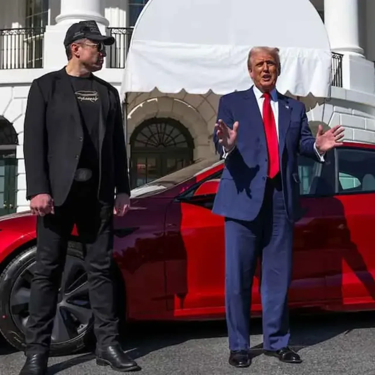 Trump'tan Elon Musk'a tam destek! Tesla satın aldı, arabaya bindiğinde şaşırdı