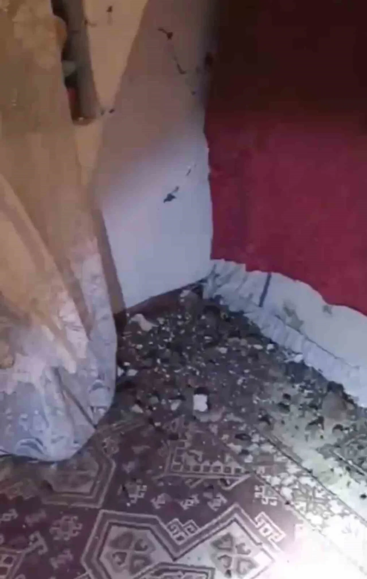 Yüksekova’da yaşanan deprem sonrası evlerde çatlaklar oluştu