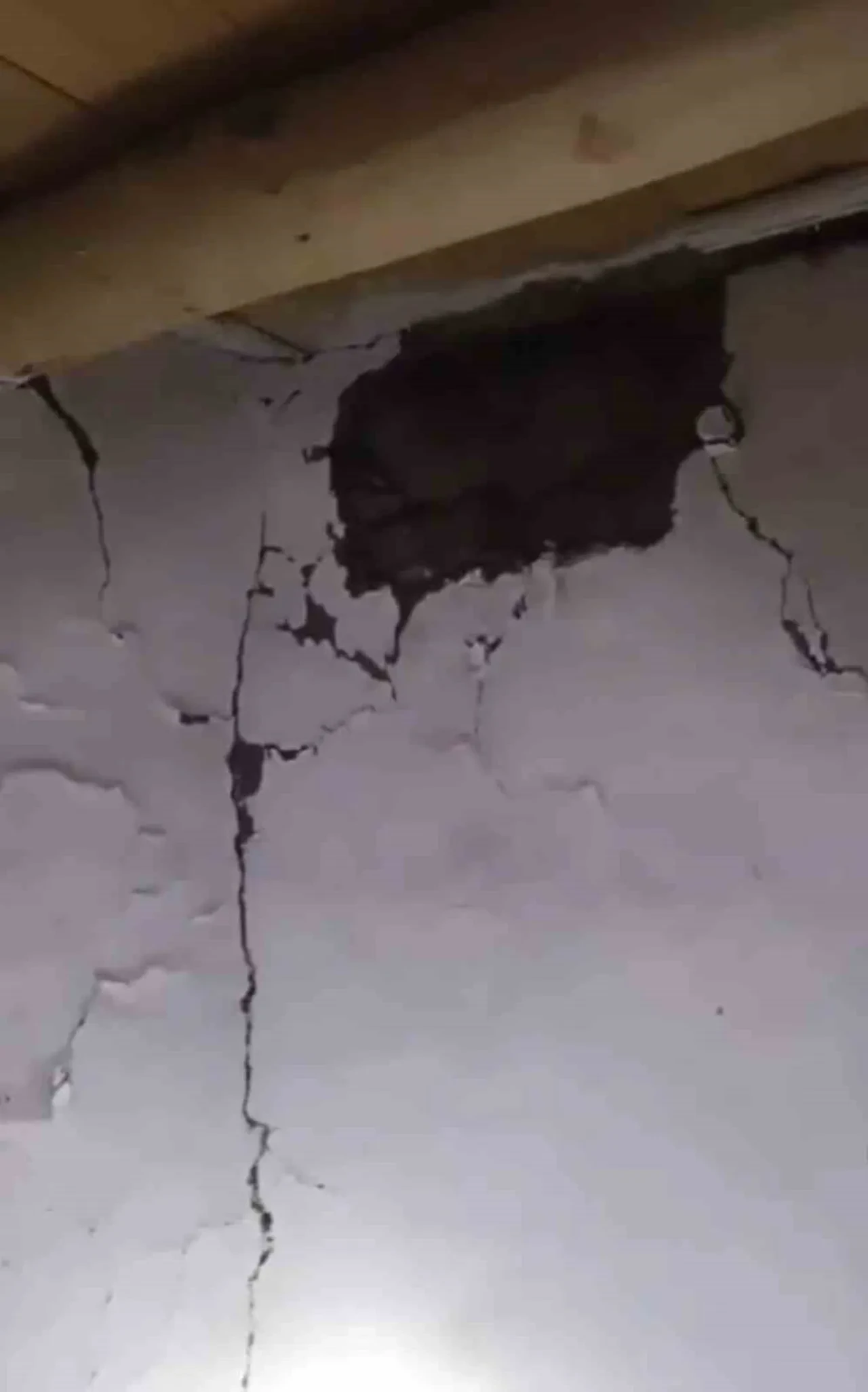 Yüksekova’da yaşanan deprem sonrası evlerde çatlaklar oluştu