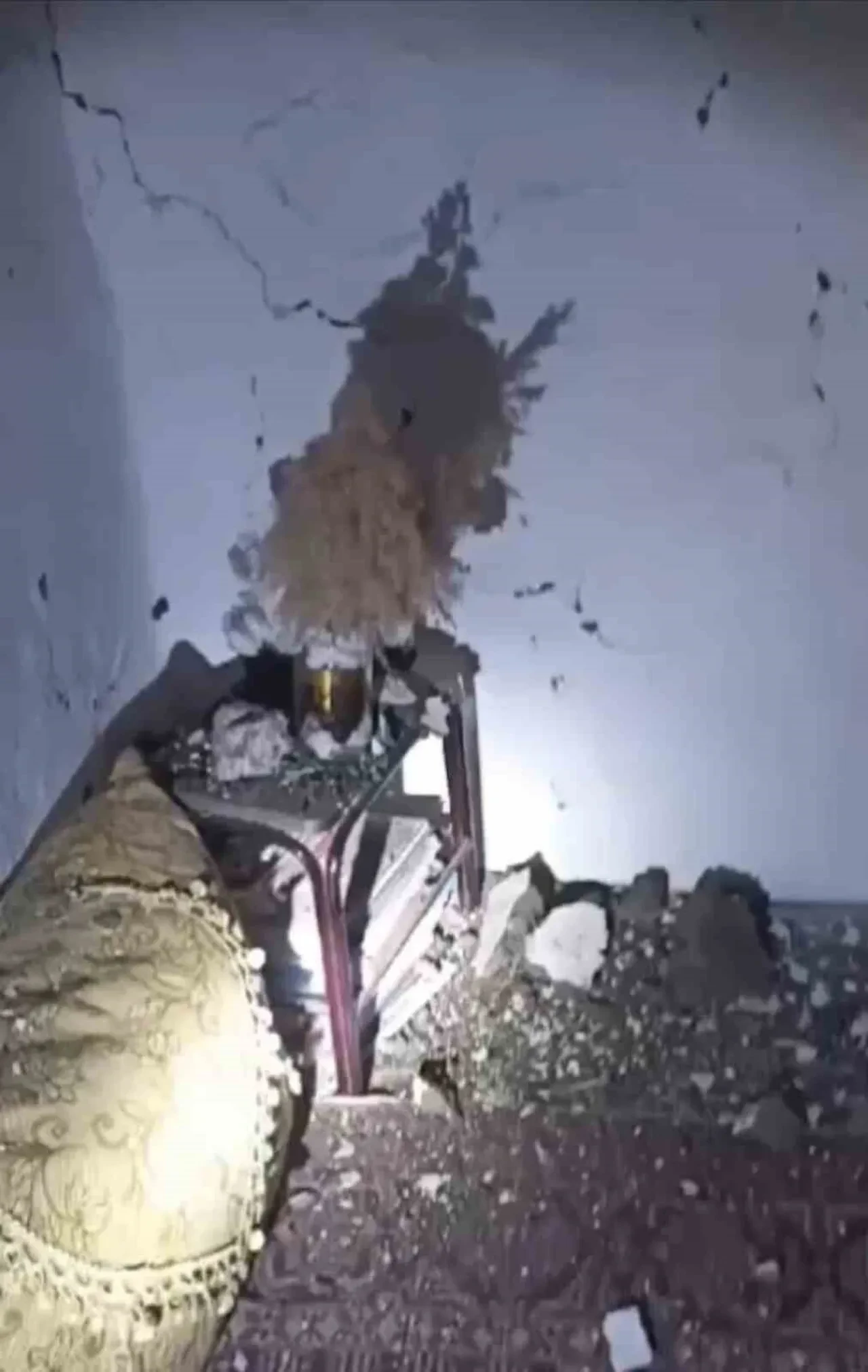 Yüksekova’da yaşanan deprem sonrası evlerde çatlaklar oluştu