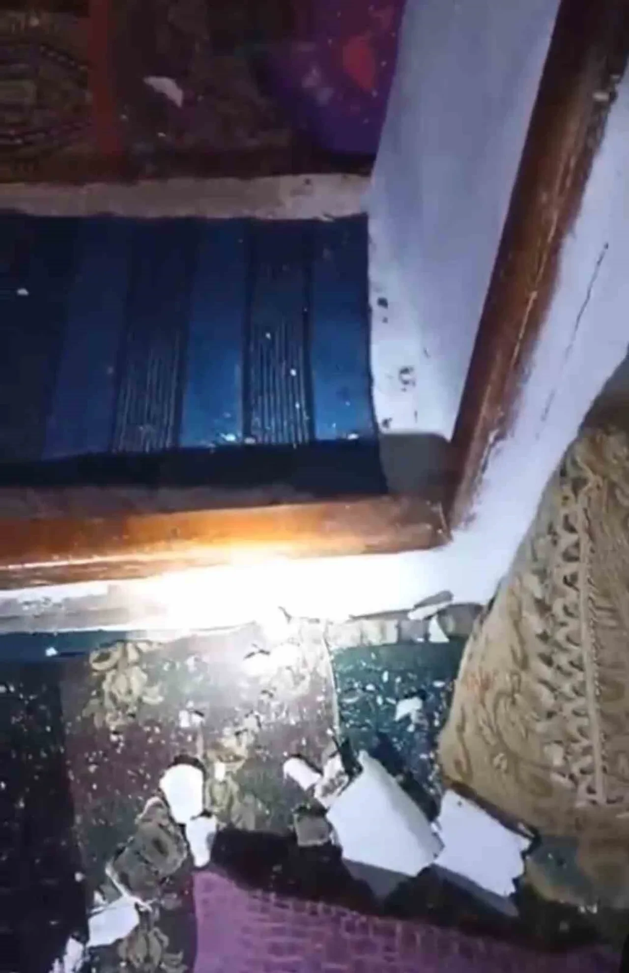 Yüksekova’da yaşanan deprem sonrası evlerde çatlaklar oluştu