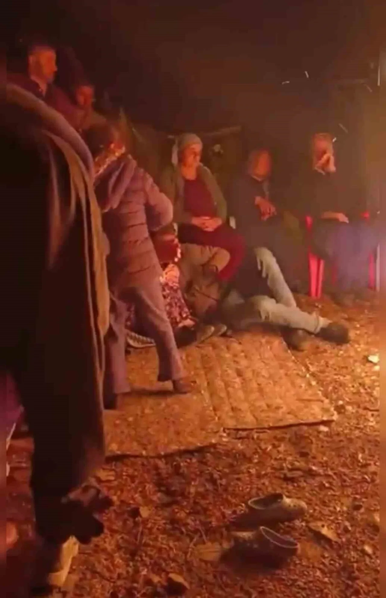 Yüksekova’da yaşanan deprem sonrası evlerde çatlaklar oluştu