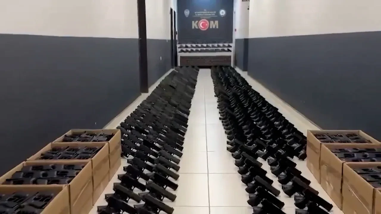 Afyonkarahisar’da silah kaçakçılarına operasyon: Binlerce silah parçası ele geçirildi