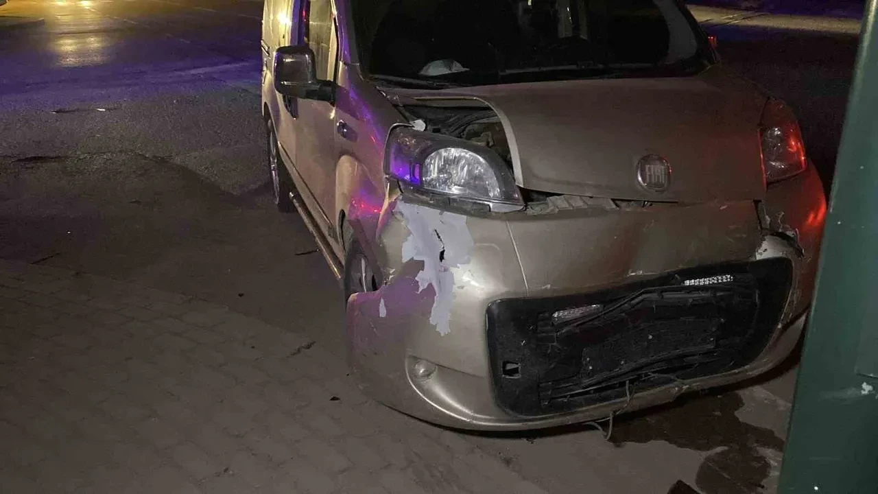 Bursa’da ticari araç ile otomobil çarpıştı: 5 yaralı