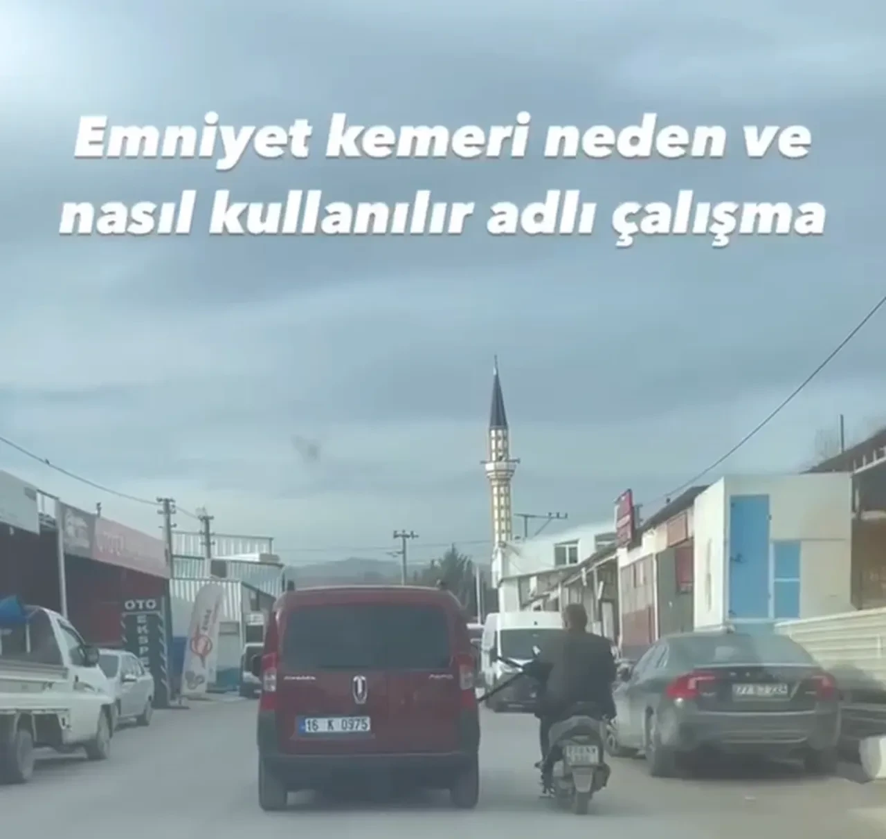 Herkes şaşırarak izledi! Emniyet kemerine tutunarak yolculuk yaptı