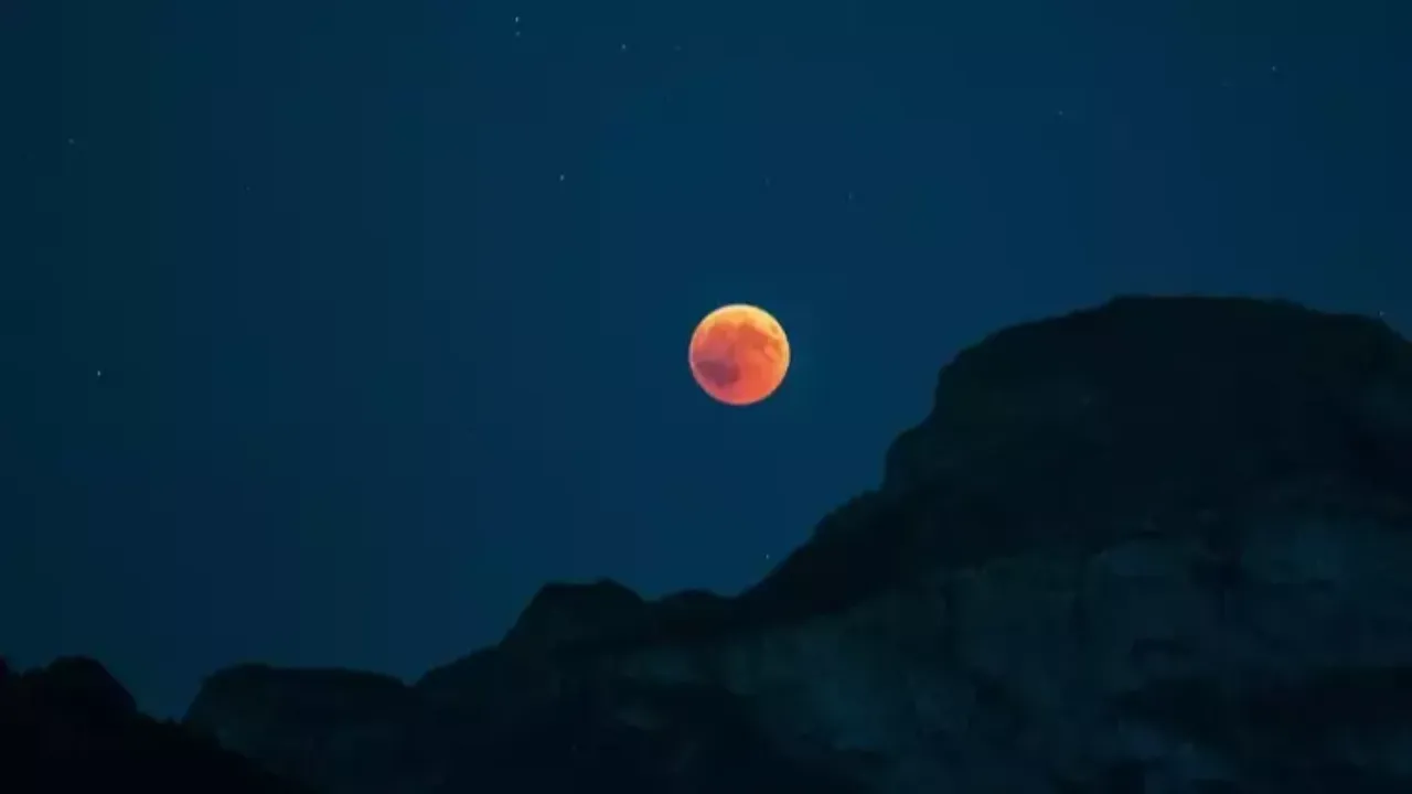 Kanlı ay tutulması ne zaman saat kaçta? Kanlı ay tutulmasının Türkiye’den izlenip izlenemeyeceği merak ediliyor