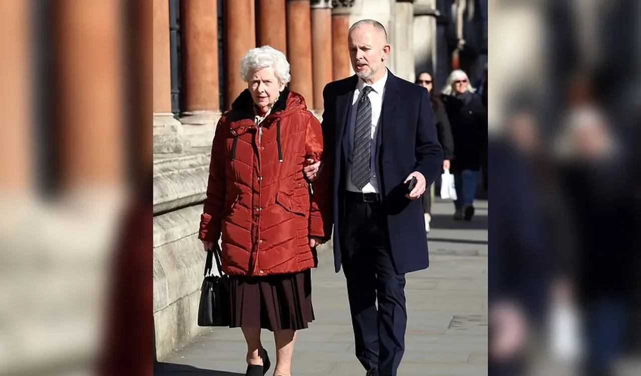 Ölmeden önce ailesine ters köşe yaptı! 30 milyon liralık evini garsona bıraktı