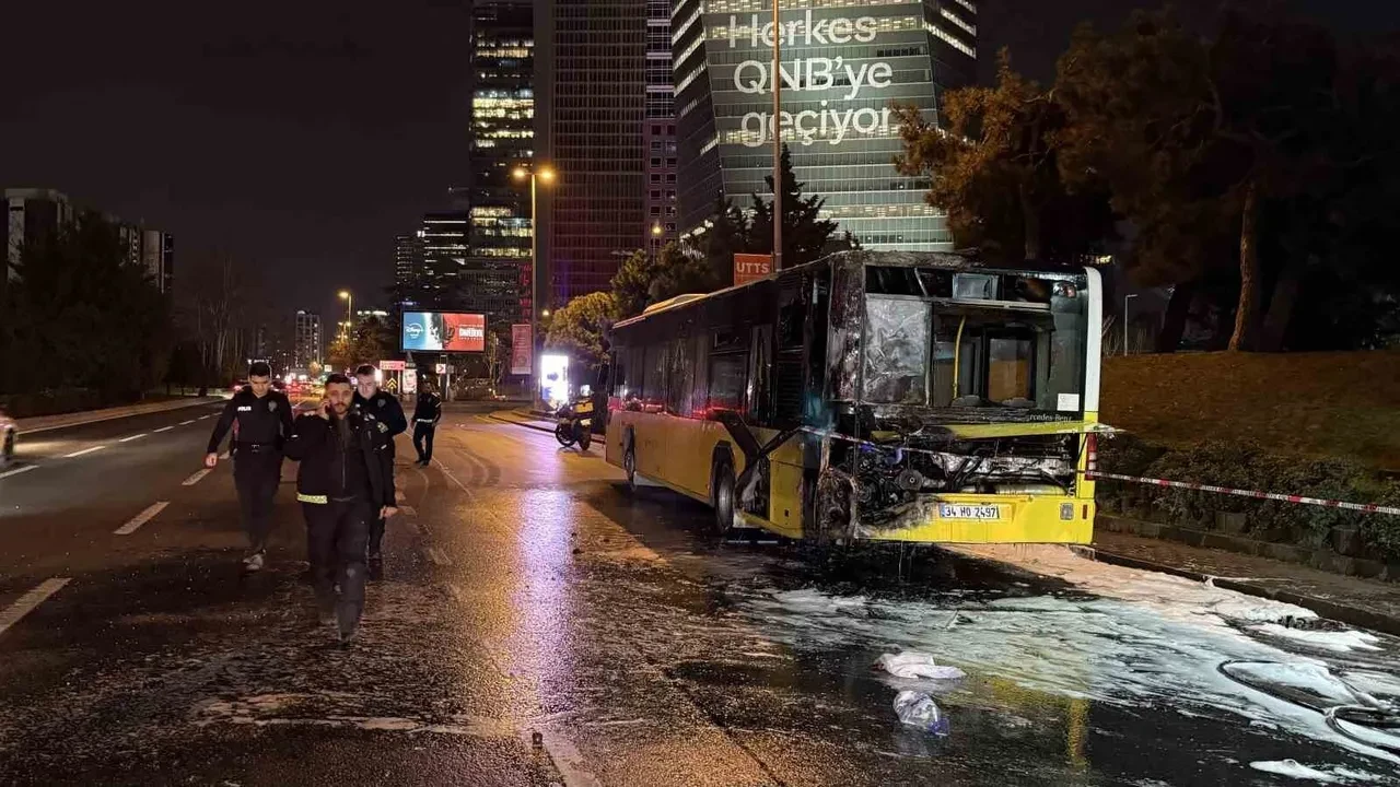 Seyir halindeki İETT otobüsünde facia: Alev alev yandı